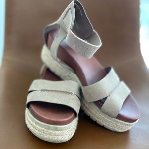 WOMENS MIA TAN WEDGE SANDALS.- SIZE 6.5